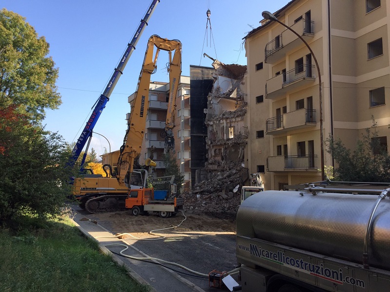 Demolizione palazzo viale Giacomo Leopardi Camerino 2