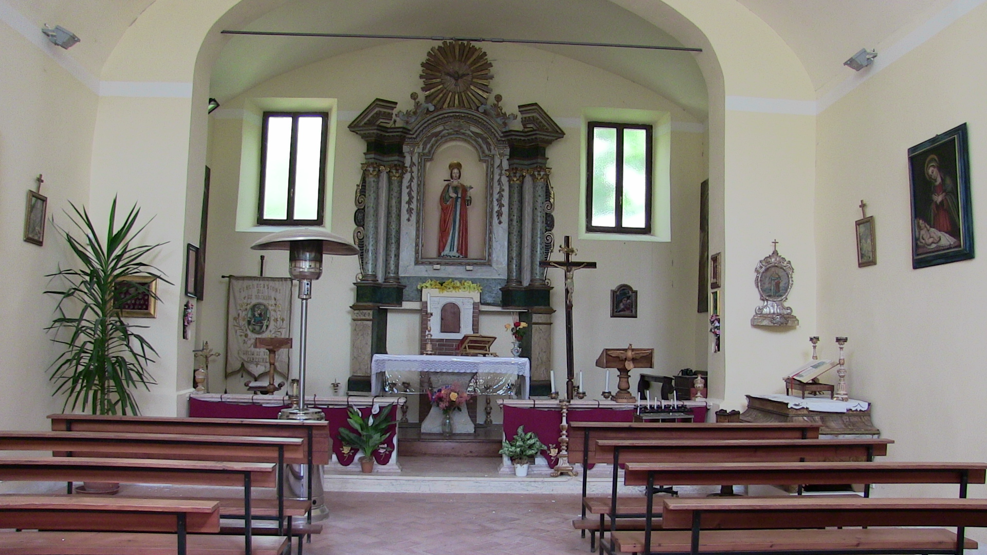 interno chiesa di santa lucia varano