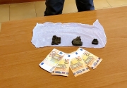 Quattro panetti di hashish nel mobile del soggiorno. Denunciato