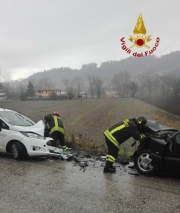 Violento frontale a Tolentino, feriti i due conducenti