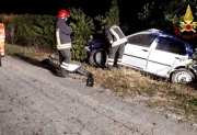 Finisce con l'auto contro un albero. Muore un 25enne