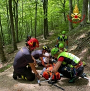 Cade durante un'escursione, recuperata dai vigili del fuoco