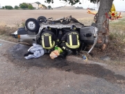 Si schianta con l'auto contro un albero, anziano muore dopo il trasporto a Torrette