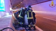 Tampona un mezzo pesante e si ribalta in galleria, trasportata a Torrette