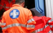 Vola con l'auto e si ribalta in superstrada