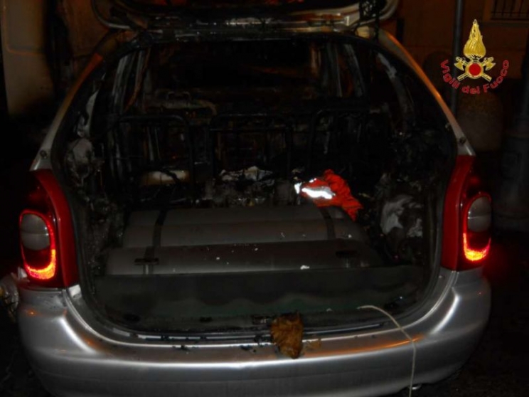 Auto in fiamme nella notte a Portorecanati, torna l&#039;ombra del piromane