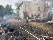 Vasto incendio di un fienile, le fiamme si propagano al vicino casolare