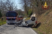Si ribalta con l'auto sulla provinciale, intervento dell'elisoccorso