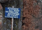 Attenzione, non bestemmiare. Dio ti sente, il comune no