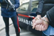 Passeggia con il cane, ma addosso ha 25 grammi di cocaina, arrestato dai carabinieri