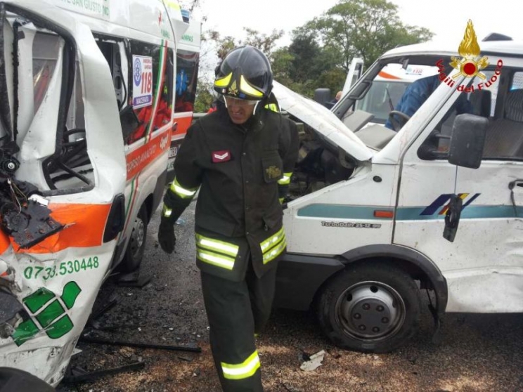 Ambulanza si scontra con furgone, tre feriti a San Claudio di Corridonia