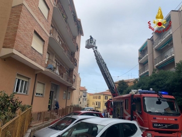 Scoppia un incendio nell&#039;appartamento di una palazzina, ragazzo intossicato finisce in ospedale