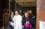 Papa Francesco entra a Santa Maria in Via