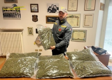 Marijuana nei magazzini di una società di spedizione. Sequestrati 42 chili di droga, tre denunce
