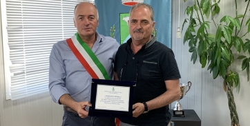 Domenico Morelli in pensione, il Comune di Valfornace lo omaggia con una targa