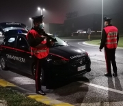 Viaggia in treno senza biglietto e scappa alla vista dei carabinieri