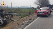 Auto si scontra con un furgone e si ribalta sulla carreggiata