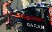 Le rubano la borsa dall'auto parcheggiata. Bottino 2000 euro