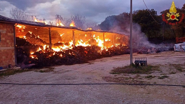 Incendio fienile a San Severino Marche, nessuna persona coinvolta