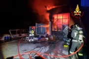 A fuoco una ditta di lavorazione materie plastiche. Sotto controllo il rogo