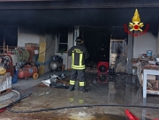 Scantinato in fiamme, pompieri al lavoro per domare l'incendio