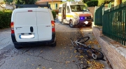 Sbalzato dalla bici dopo lo scontro con un autocarro, grave 25enne