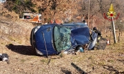 Sbanda con l'auto e finisce in un campo, interviene l'eliambulanza