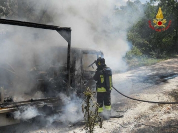 Furgone in fiamme a Cingoli. Evitato dai pompieri l&#039;incendio nella boscaglia