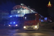 A fuoco il tetto in legno di un condominio. Nessuna persona coinvolta