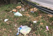 Lanciava rifiuti dall'auto nella periferia della citt&agrave;, sanzionato