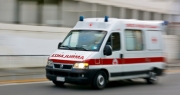 Sfonda con l'auto la facciata della chiesa, trasportato in eliambulanza a Torrette