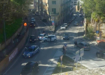 Frontale a Macerata, coinvolta un&#039;auto della polizia