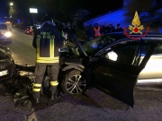 Frontale tra due auto, in tre finiscono all'ospedale