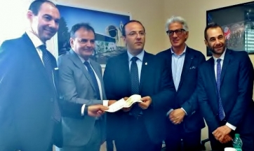 Solidarietà per Camerino. Compass consegna al sindaco 10 mila euro. Serviranno a realizzare un’area verde per i bambini