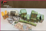 Nasconde la droga negli snack, arrestato dai carabinieri