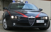 "Vogliono uccidermi". Per sfuggire si chiude in casa di due anziani