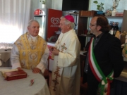 Parroco a 100 anni, don Gildo festeggia con il suo vescovo Francesco