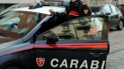 Al volante ubriaco, distrugge un'auto in sosta e fugge. Denunciato 50enne