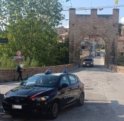 Trafuga abiti in un negozio, denunciata 46enne residente a Gagliole