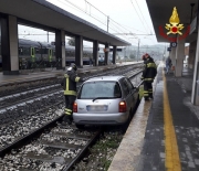 Perde il controllo dell'auto, sfonda la vetrata della stazione e termina la corsa sui binari