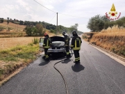 Fiamme dal vano motore, intervengono i vigili del fuoco