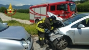 Frontale tra auto, i conducenti finiscono in ospedale