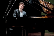 Il pianista londinese Ullman, ospite della Stagione Concertistica di Camerino
