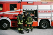 Fiamme vicino a una abitazione