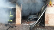 A fuoco l&#039;auto nel garage, evacuata una palazzina a Matelica