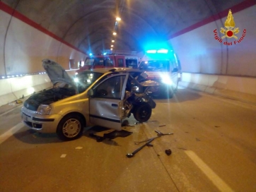 Tamponamento tra due auto all&#039;interno galleria Varano su SS77. 6 feriti