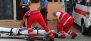 Colto da malore mentre cammina sulla strada, cade e batte la testa.  L'incidente in via D'Accorso