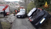 Prigioniero fra le lamiere dopo lo scontro, estratto dai vigili del fuoco