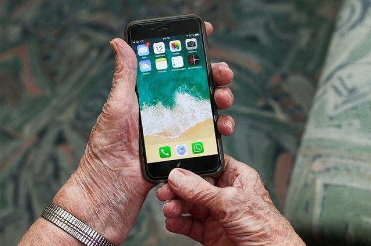 Truffe agli anziani: attenzione allo smartphone